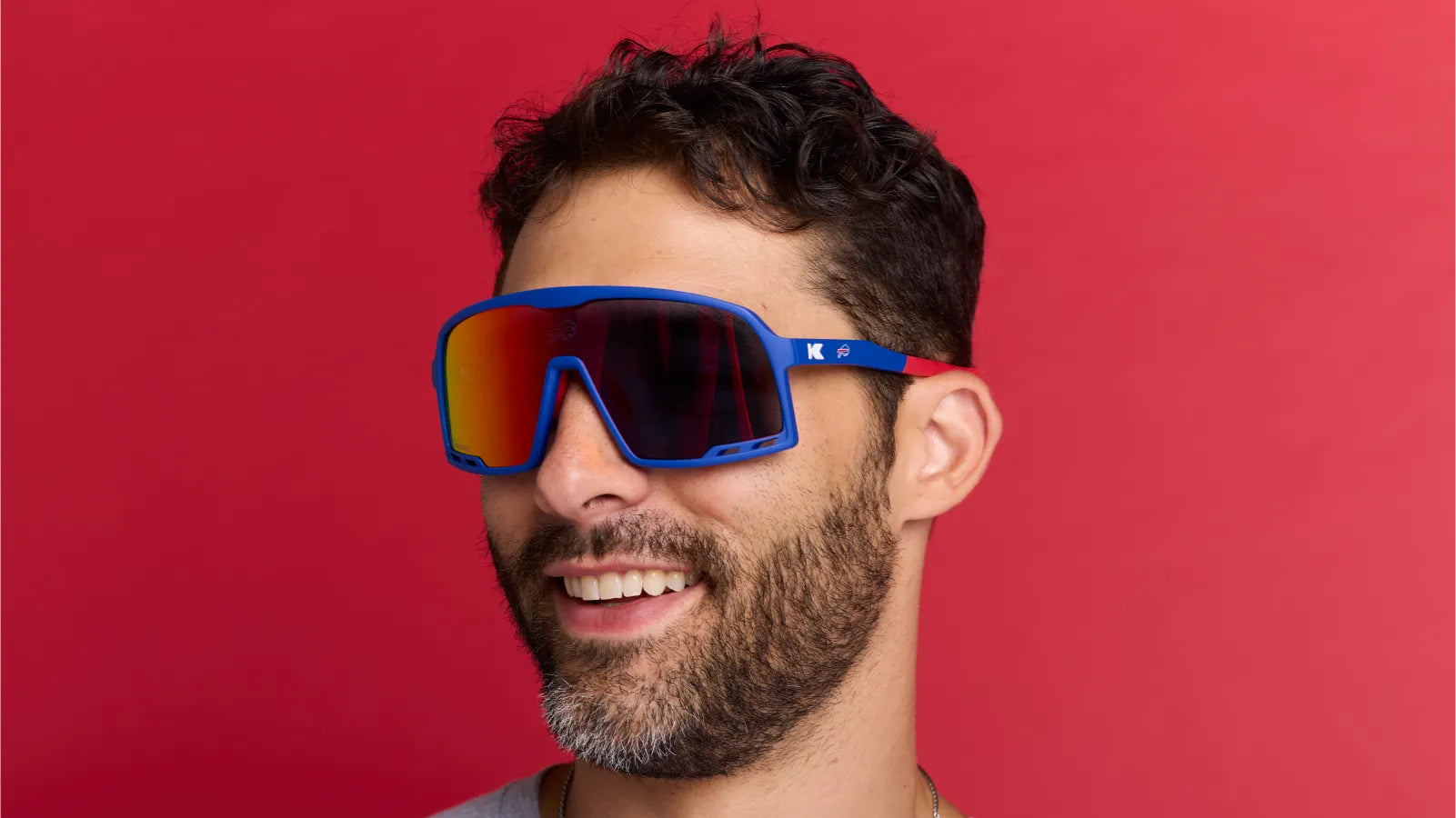 Men wearing Buffalo Bills Campeones Sunglasses