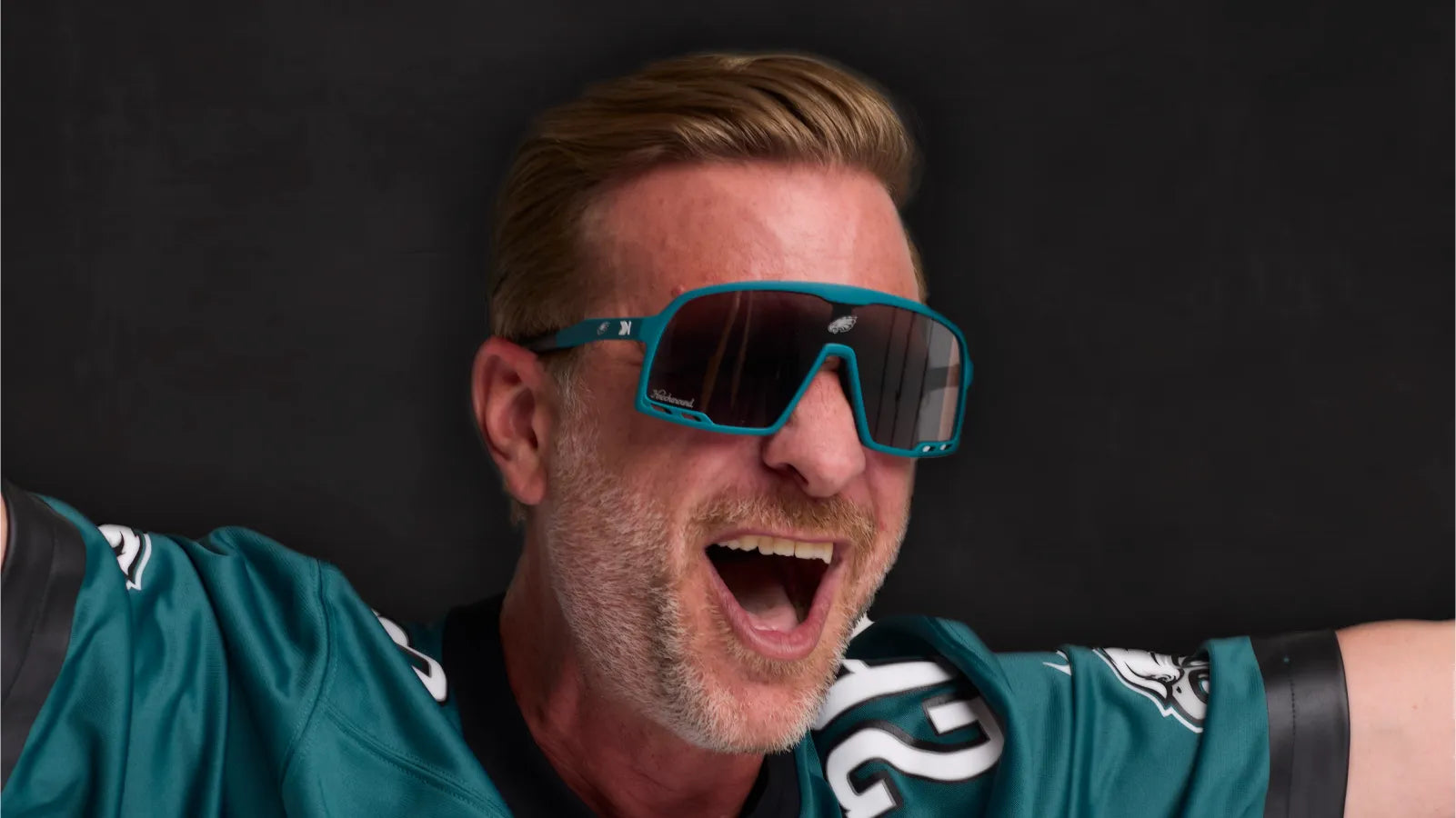 Men wearing Philadelphia Eagles Campeones Sunglasses