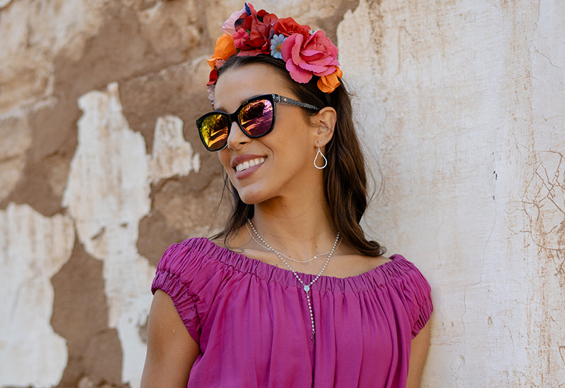 Women wearing Maravilla Deja Views Sunglasses