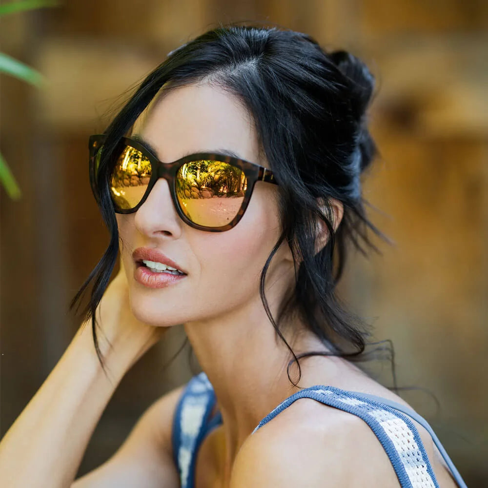 Women wearing Matte Tortoise Shell / Rose Gold Deja Views Sunglasses