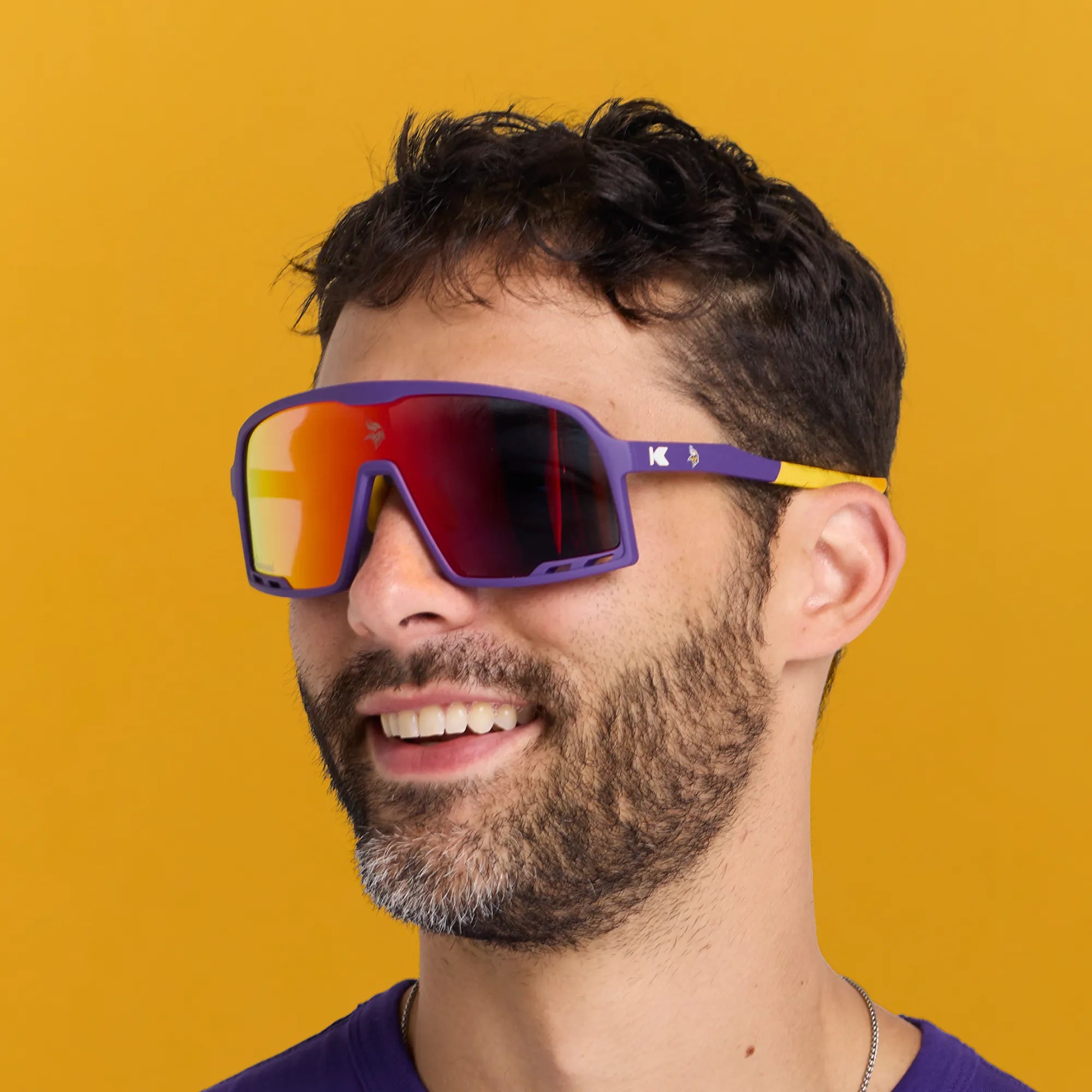 Men wearing Minnesota Vikings Campeones Sunglasses