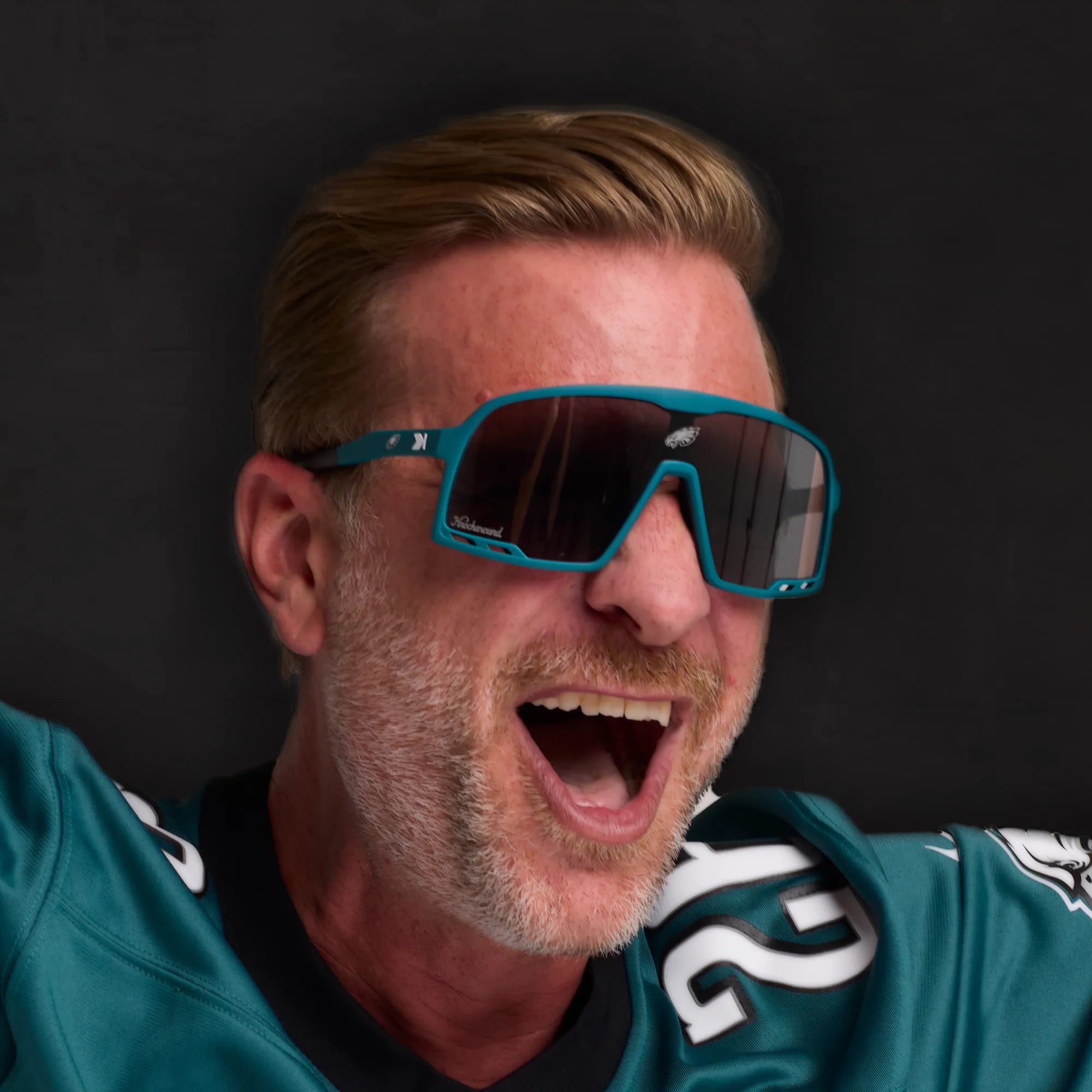 Men wearing Philadelphia Eagles Campeones