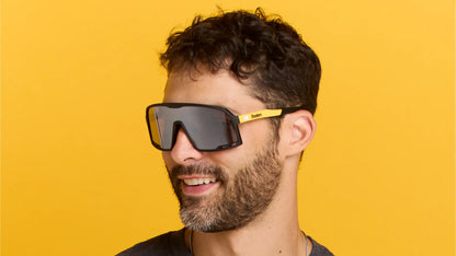 Men wearing Pittsburgh Steelers Campeones Sunglasses