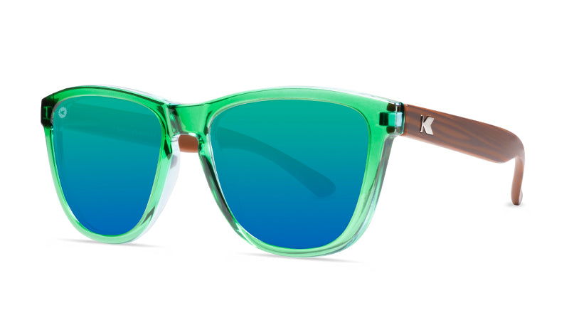 Sunglasses with glossy green fronts, wooden arms and polarized green lenses, threequarter